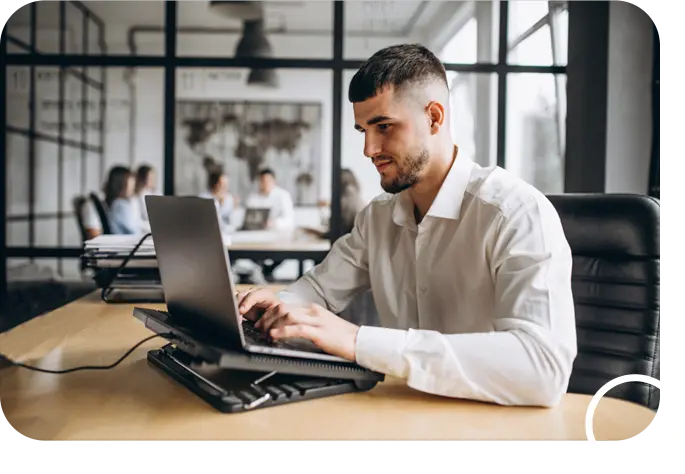 IT'er ontwikkelt software in een agile werkomgeving